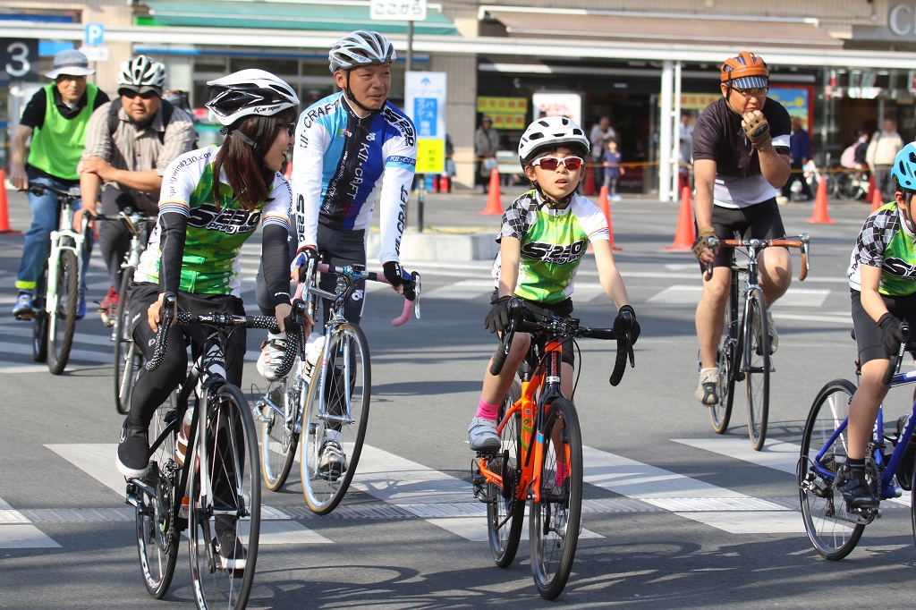 パレードランには地元のサイクリストやクラフドファンディングの有志らも参加