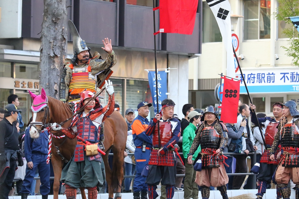 騎馬武者が街中を練り歩く