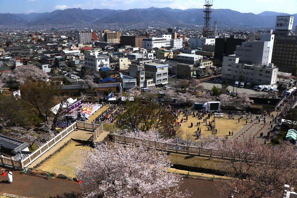 うららかな春の日差しのもと、鶴舞城公園から甲府市街を見下ろす