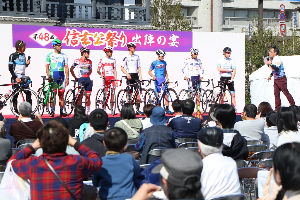 甲府駅北口のステージではレースに先立って出走選手らの紹介が行われた