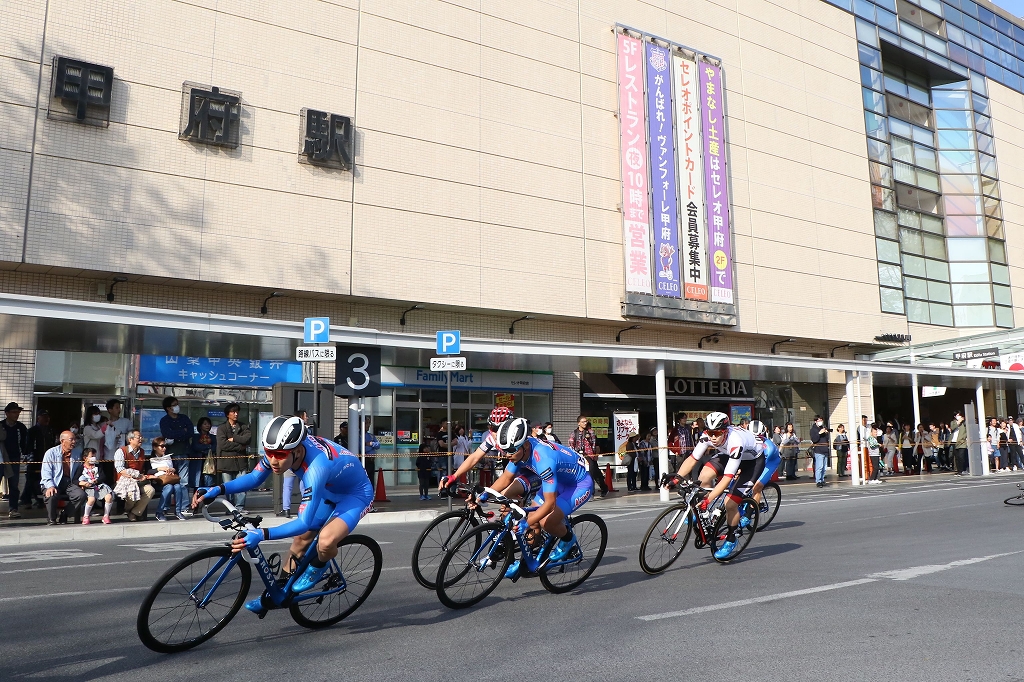 甲府駅前ロータリーを全開で駆け抜ける信玄公ロードレース