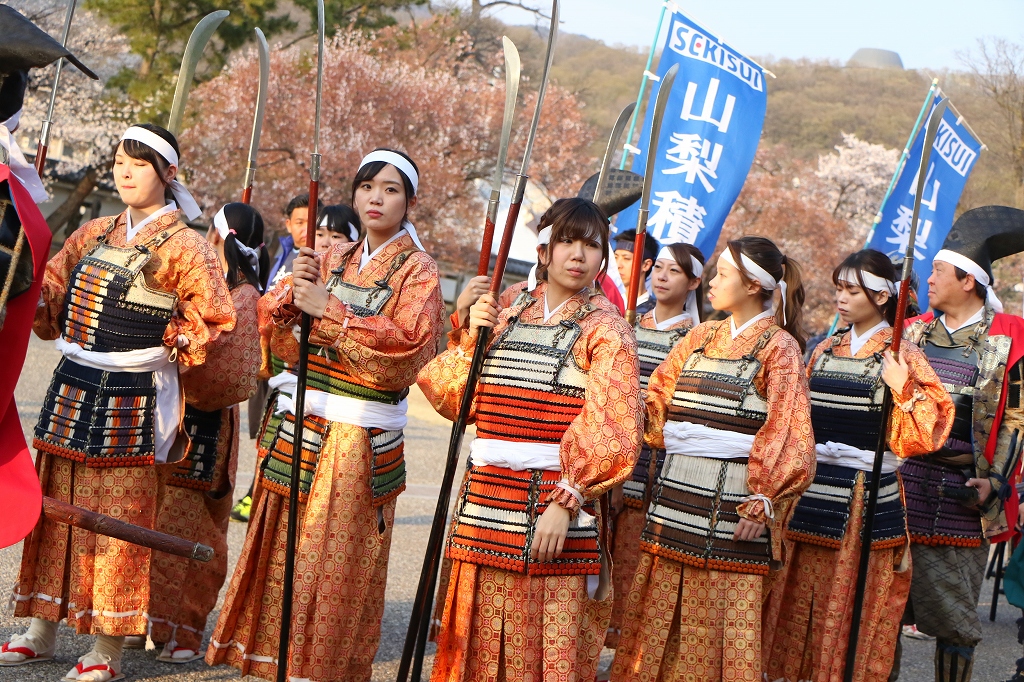 凛とした女武者も行列に加わった