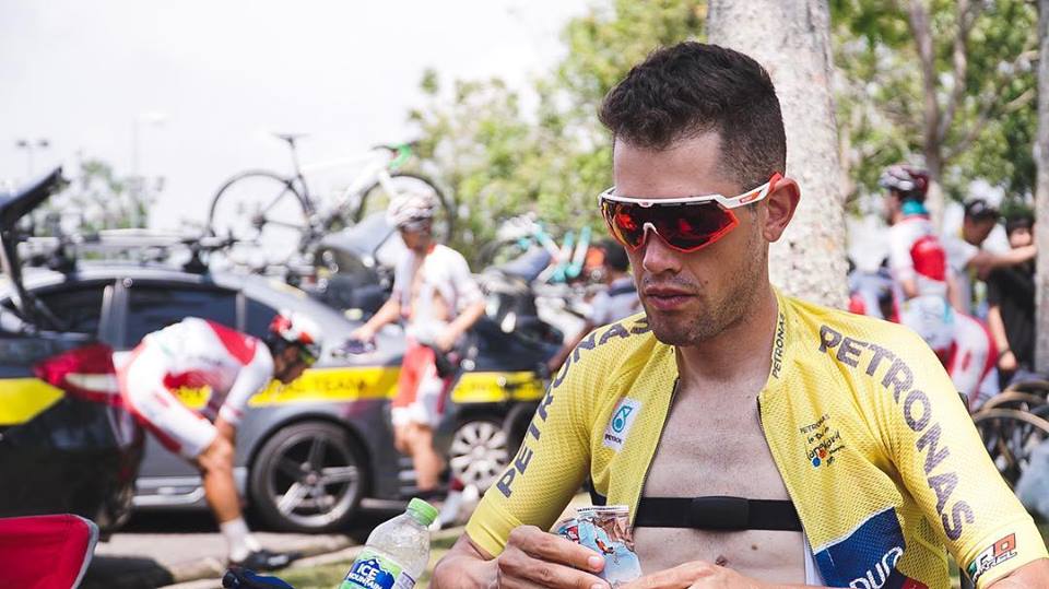 準備を整える総合首位のベンジャミン・ダイボール(オーストラリア、チームサプラサイクリング)