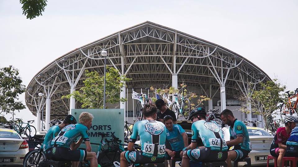 タンジュン・マリムの街でスタートを待つ選手たち