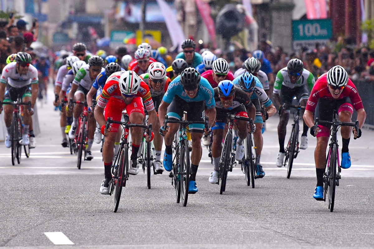 マッテオ・ペルッキ（イタリア、アンドローニジョカトリ・シデルメク）とクイック・ブレーク（オーストラリア、セントジョージコンチネンタルサイクリングチーム）が横一線でスプリント