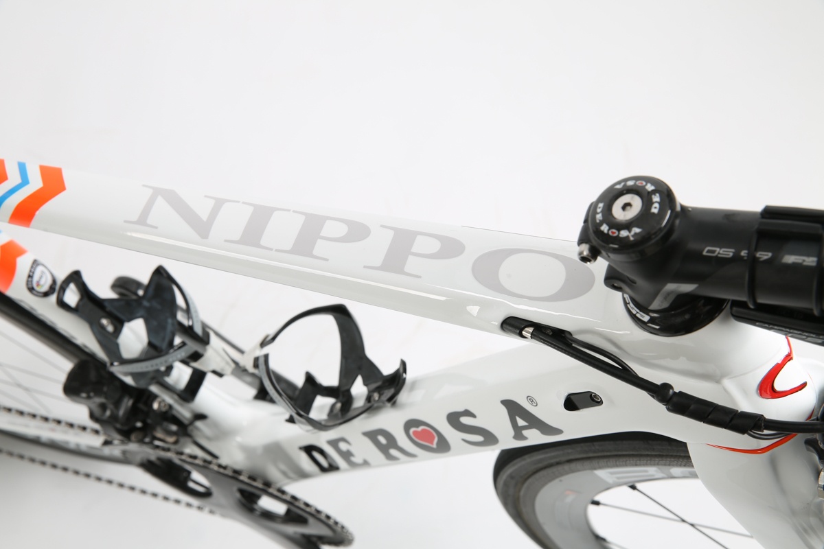 大きく「NIPPO」のデカールが貼られたトップチューブ。直線的なブレームワークで剛性を引き出す