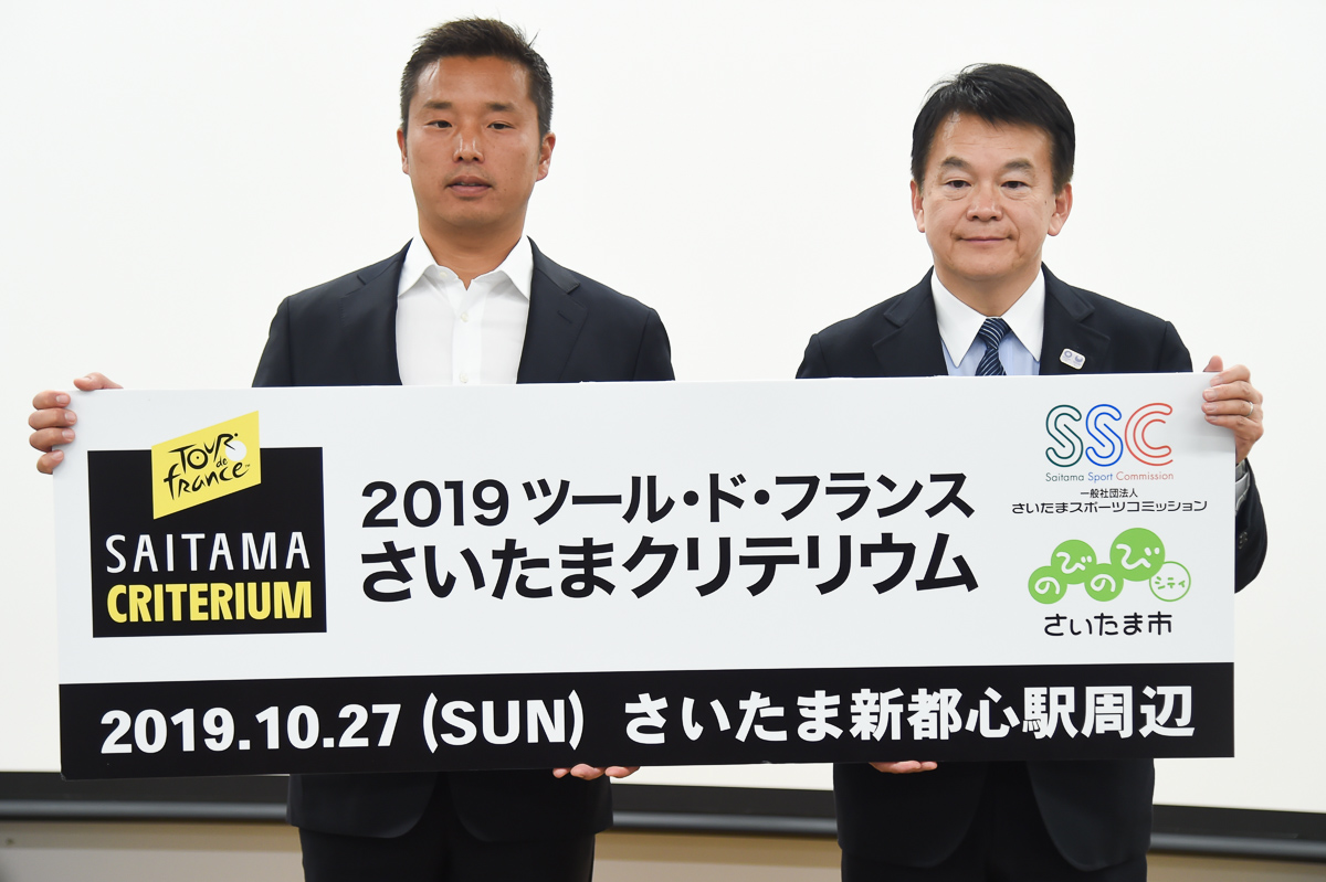 さいたまスポーツコミッションの池田純会長(左)と、清水勇人さいたま市長