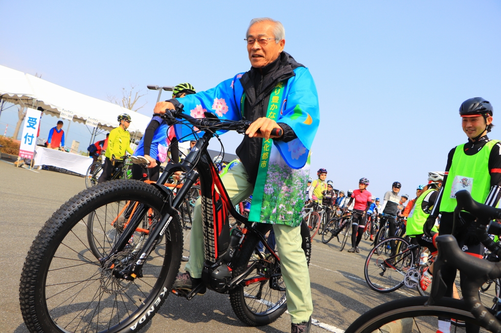 中央市長さんがE-BIKEに試乗！　これすごいねーと満面の笑顔でした