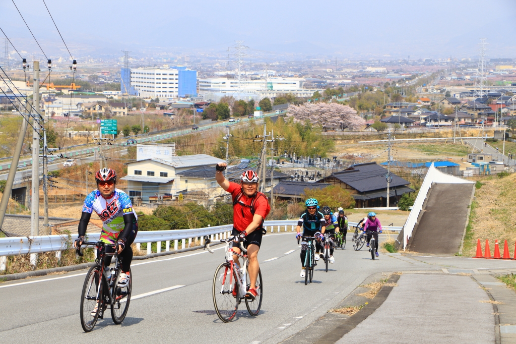 境川自転車競技場前の激坂へ