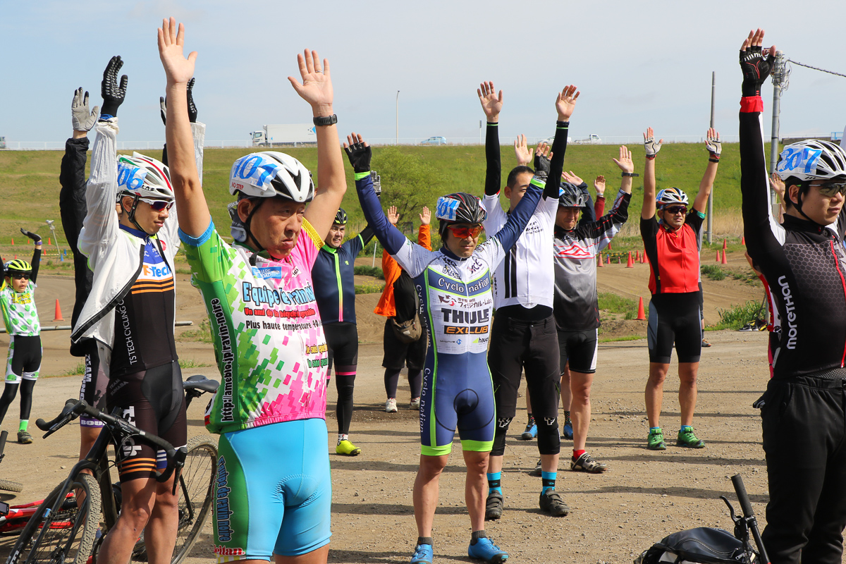 今回は澤木紀雄選手による肩周りのストレッチで体をほぐしてからレースが始まる