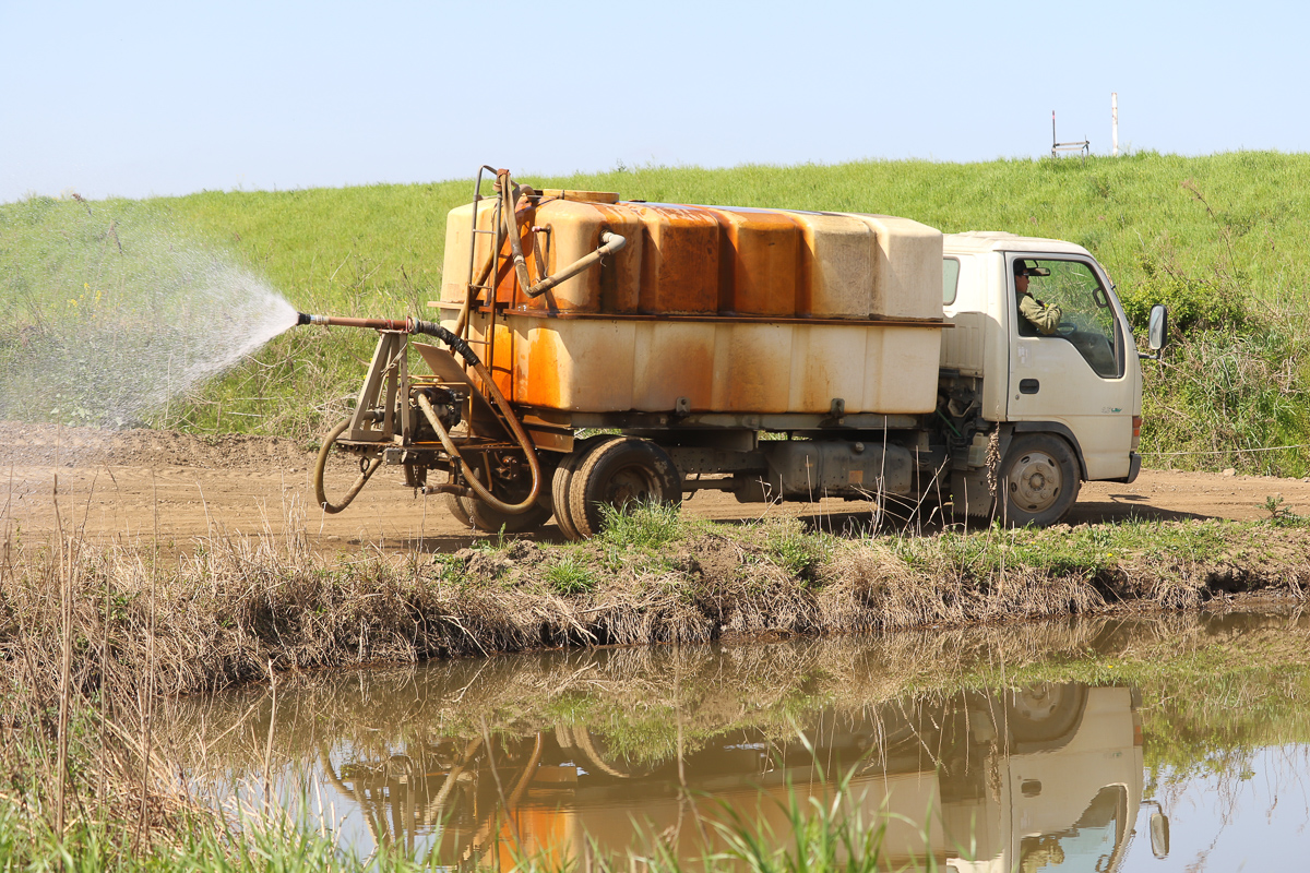 埃っぽい路面に湿り気を出すため散水車が導入された