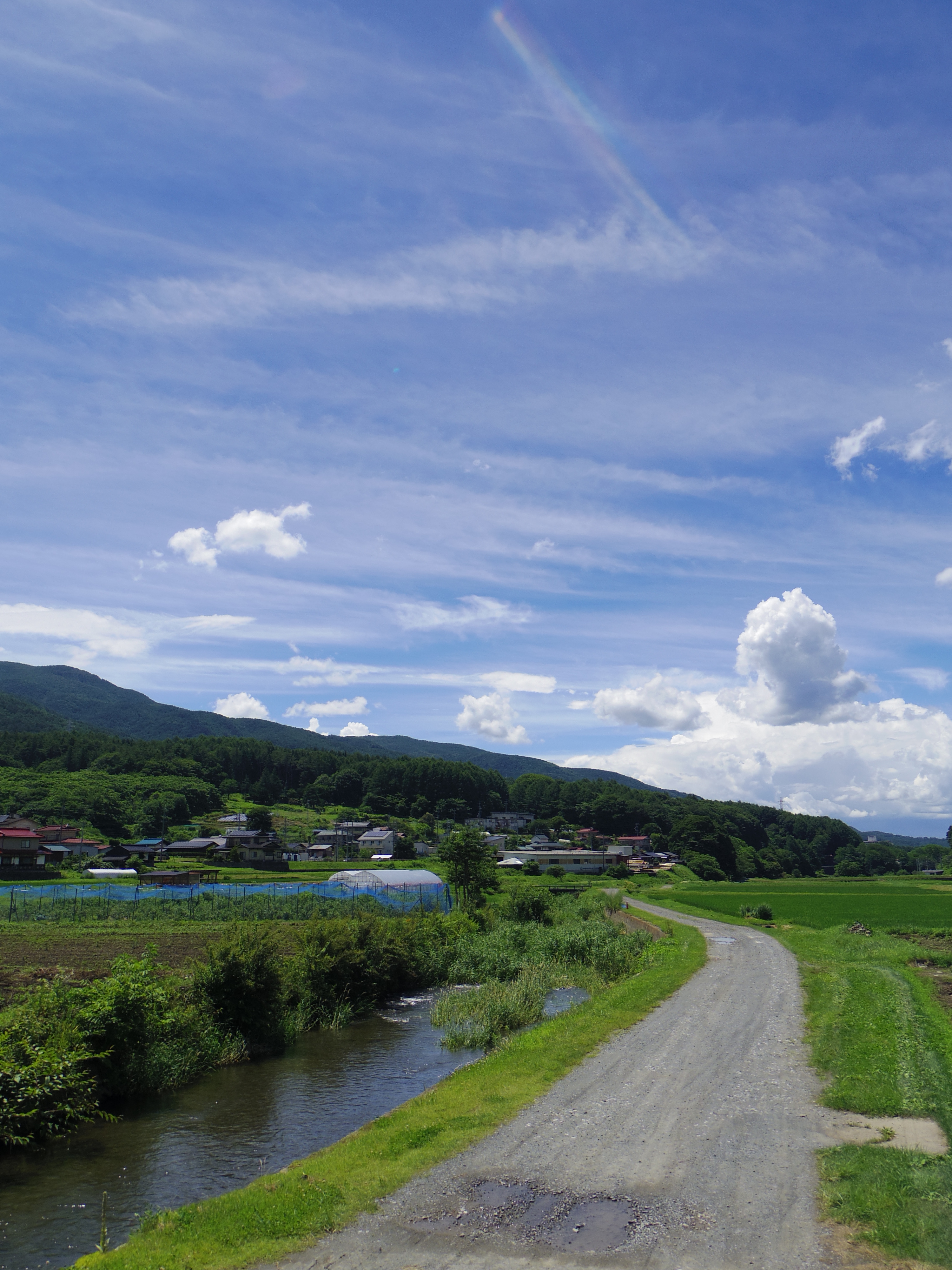 諏訪湖に流入する宮川沿いの砂利道を走る