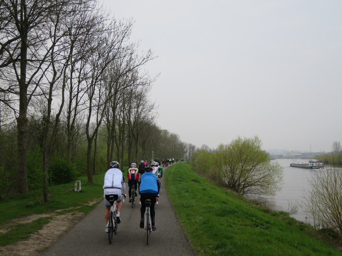 オーデナールデの街並みと川沿いのサイクリングロードを行く