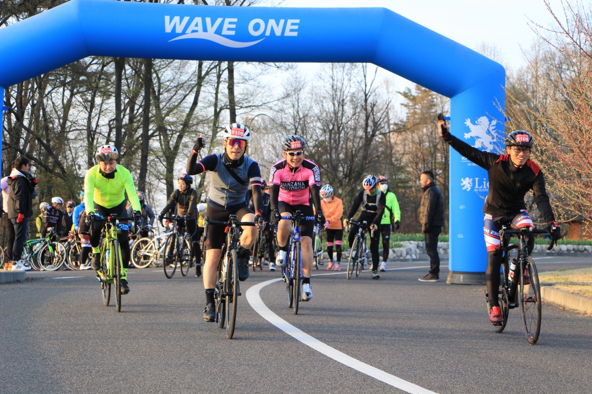 あづみの公園から100kmクラスがスタートしていく