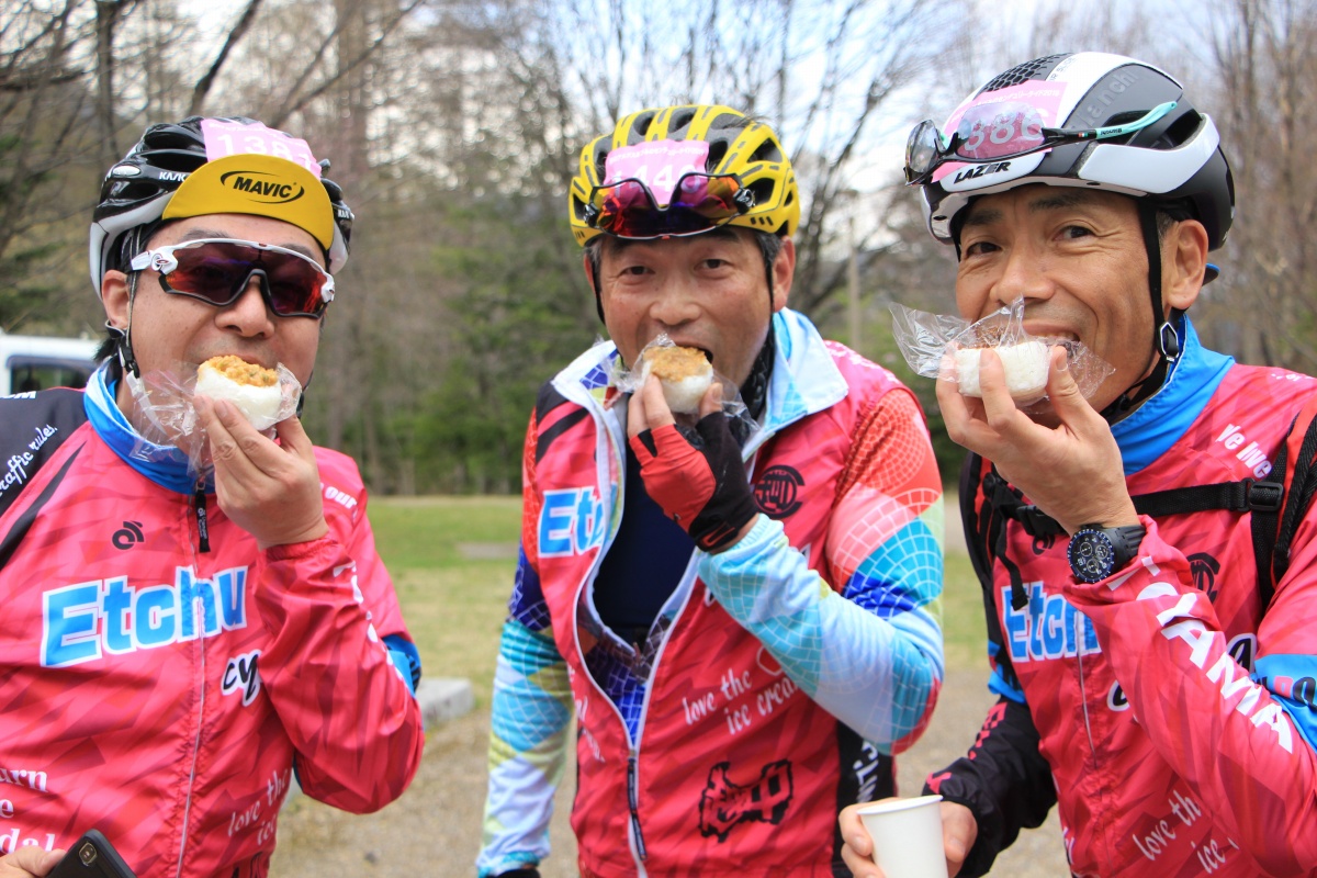 富山から来た越中サイクリング部のみなさん。鮮やかなジャージはメンバーがデザインしたのだとか