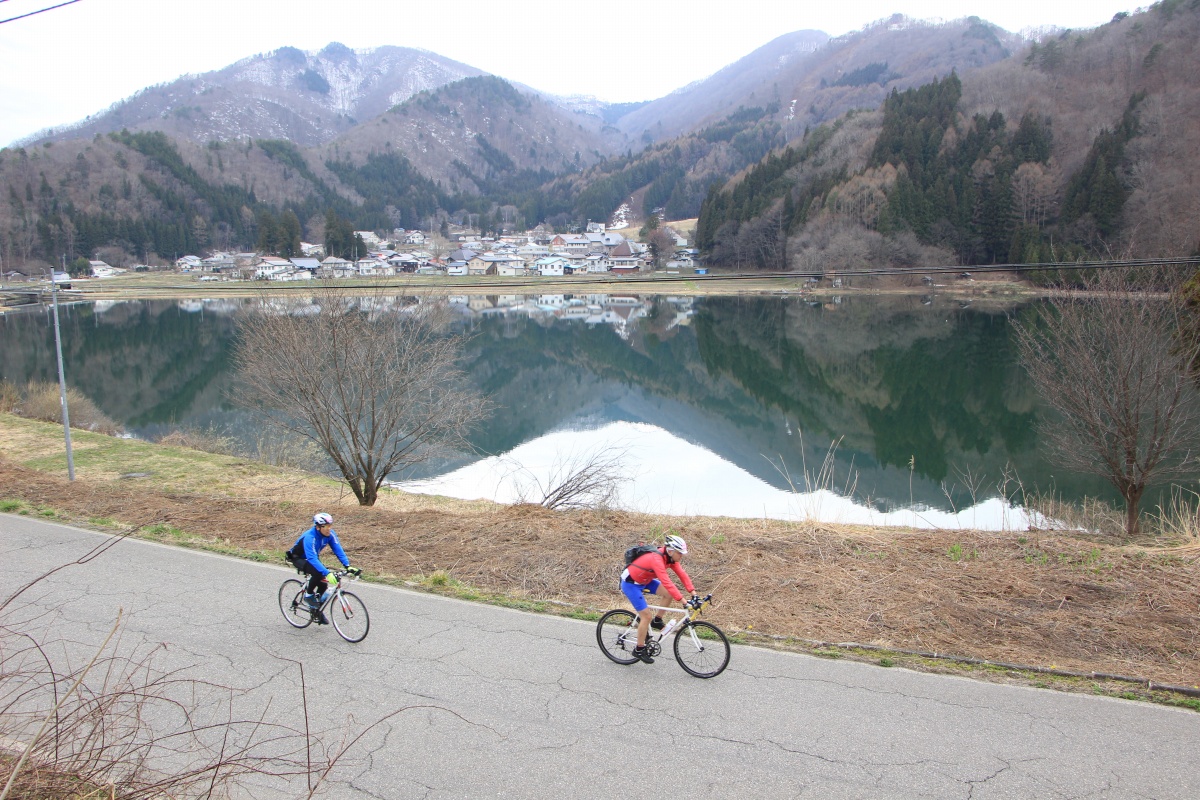 桜も咲いていた中綱湖の湖岸を走っていく