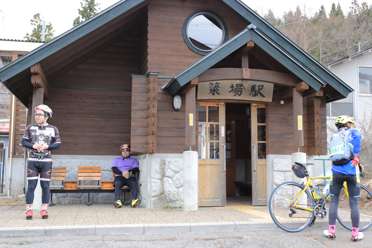 親しみやすそうな木造の簗場駅