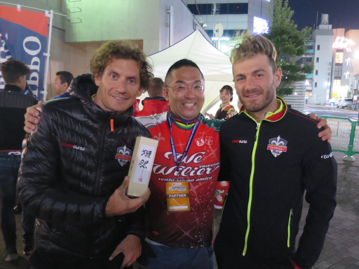 昨年のジャパンカップで来日したフィリッポ・ポッツァート選手(左)とエウゲルト・ズパ選手(右)と筆者