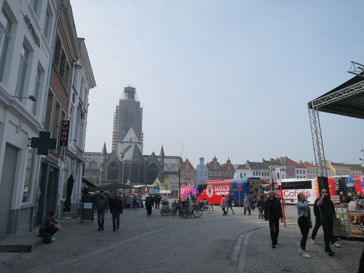 オーデナールデのマルクト広場がチームバスで埋め尽くされる