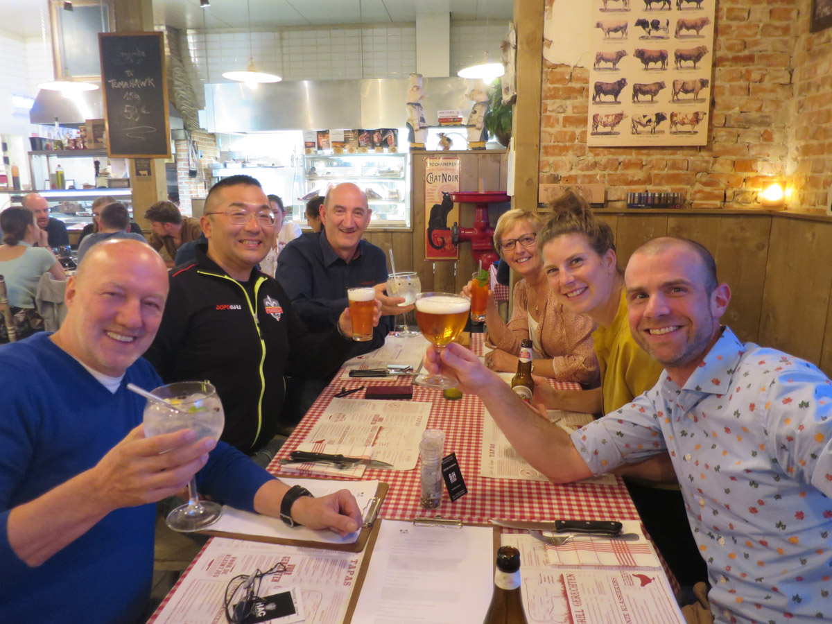 プロのレースの後に北村の生活を支援するチームベルギーとチームオランダ合同食事会