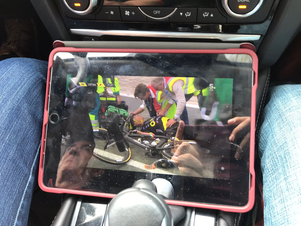 ライブ配信でレースを追いながら…。テルプストラ選手まさかの落車!