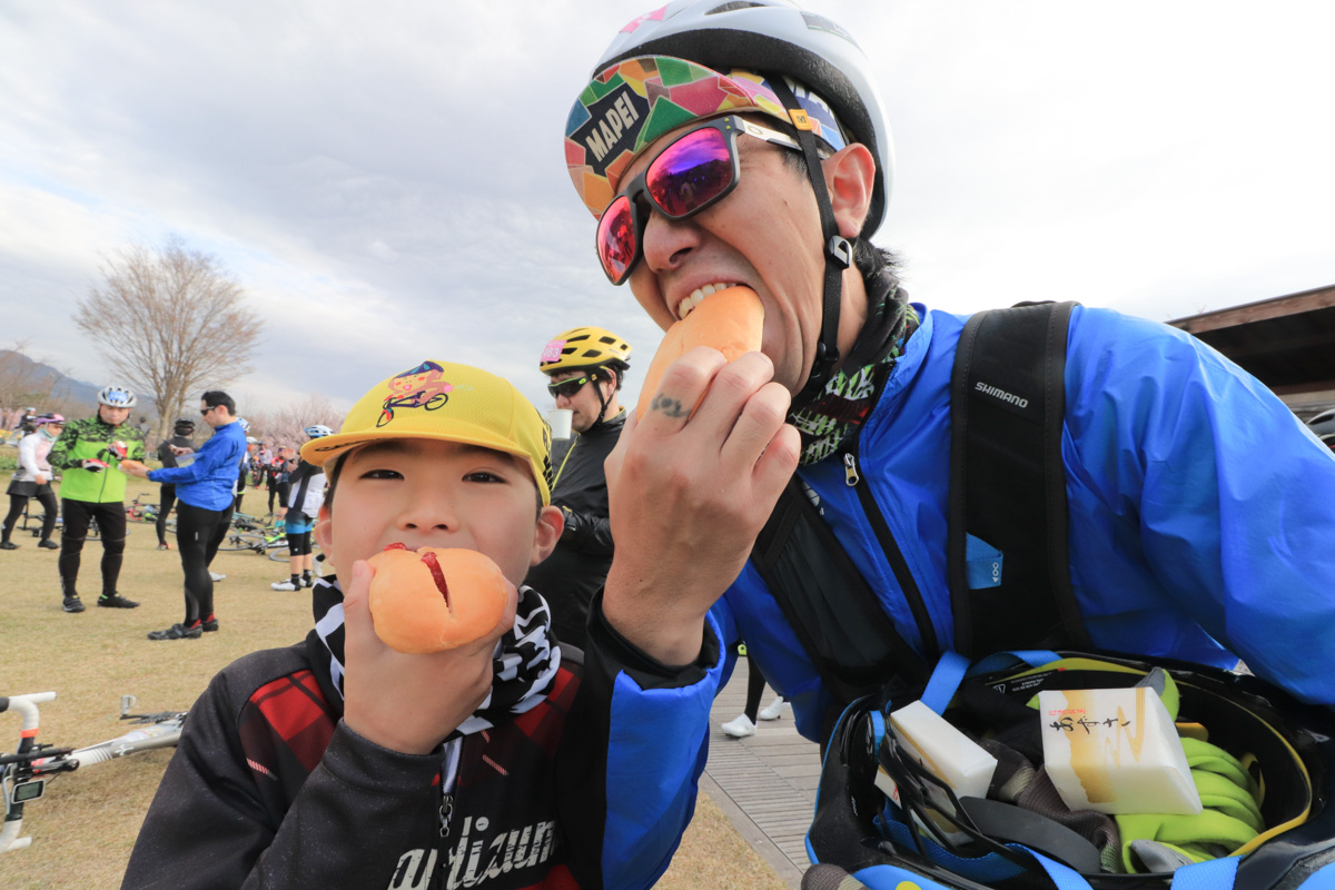 コッペパンを頬張る親子。150kmに挑戦だそうです!