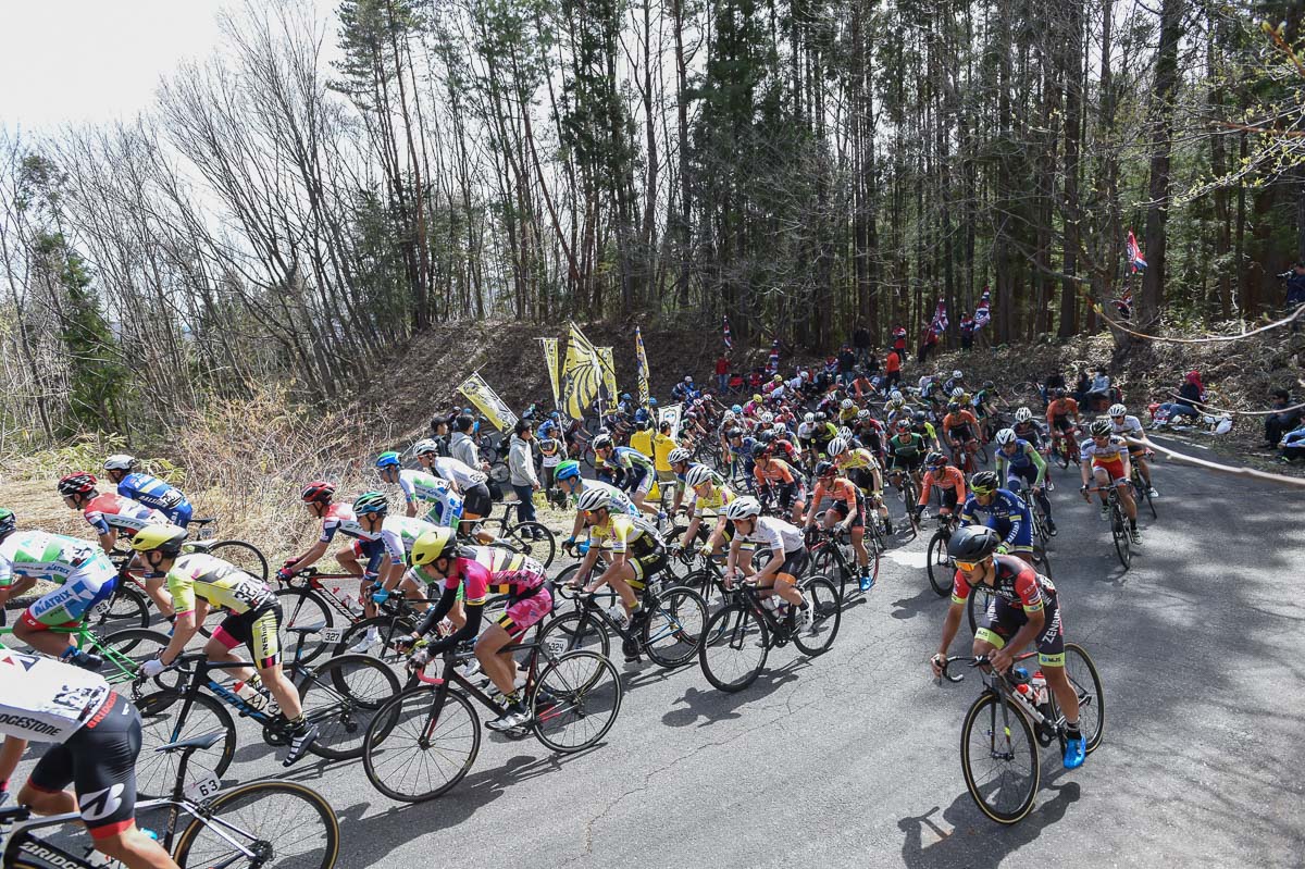 2019年の東日本ロードクラシック群馬大会　心臓破りの登りをクリアしていくメイン集団