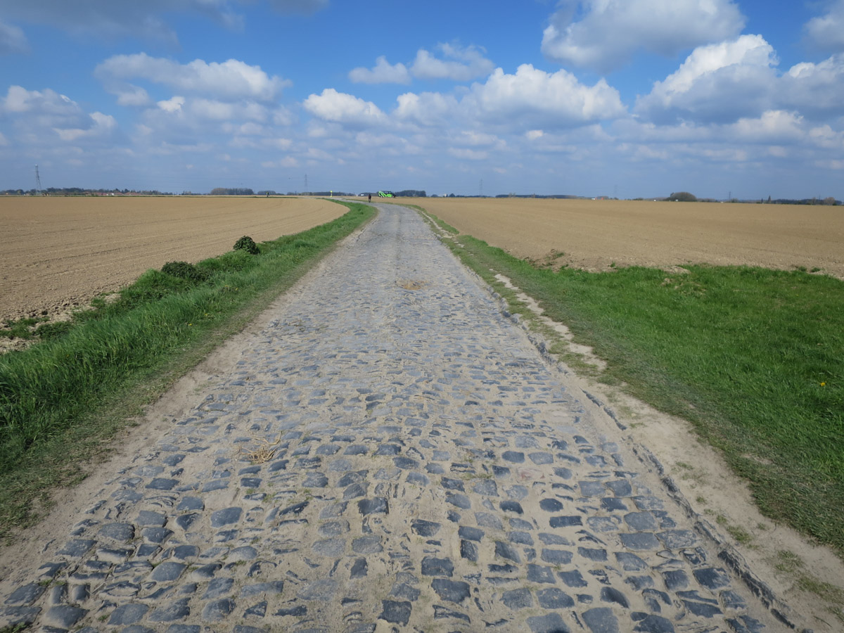 過酷な石畳の道に受けた振動と感銘 パリ ルーベ市民レースを走る キット北村の 石畳を制する旅 Vol 3 Cyclowired