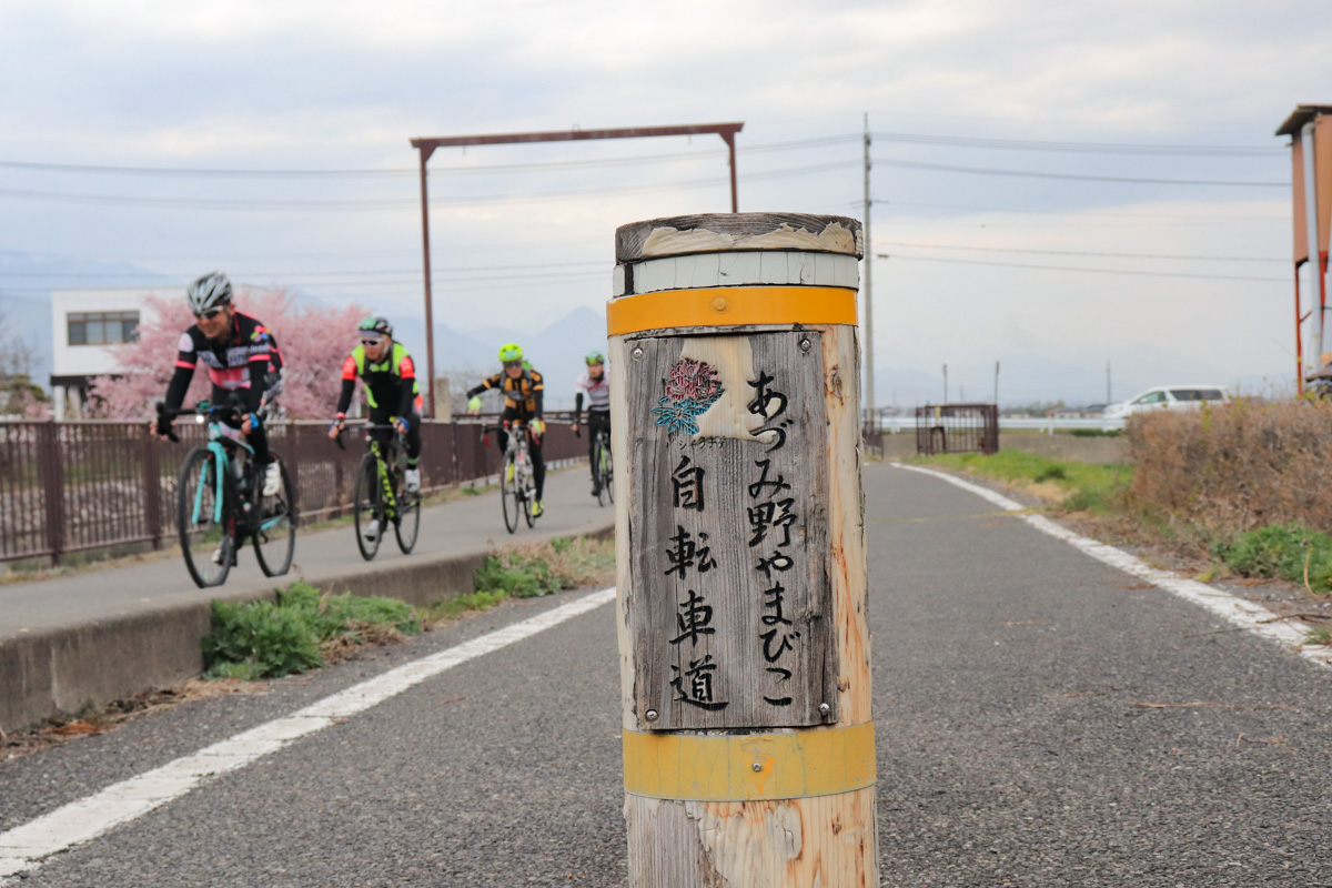 のどかな風景のあずみ野やまびこ自転車道