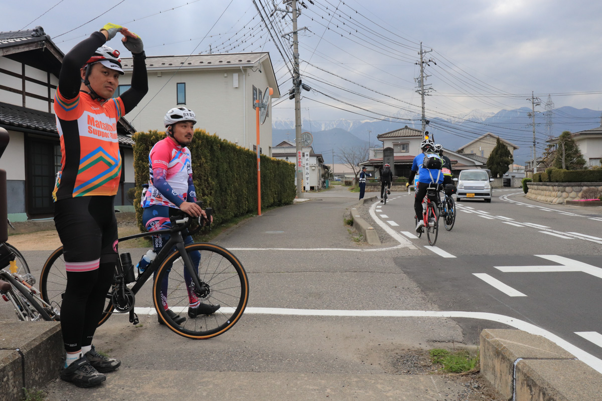 参加者の安全確認の様子をサポートライダーと鈴木雷太さんが見守る