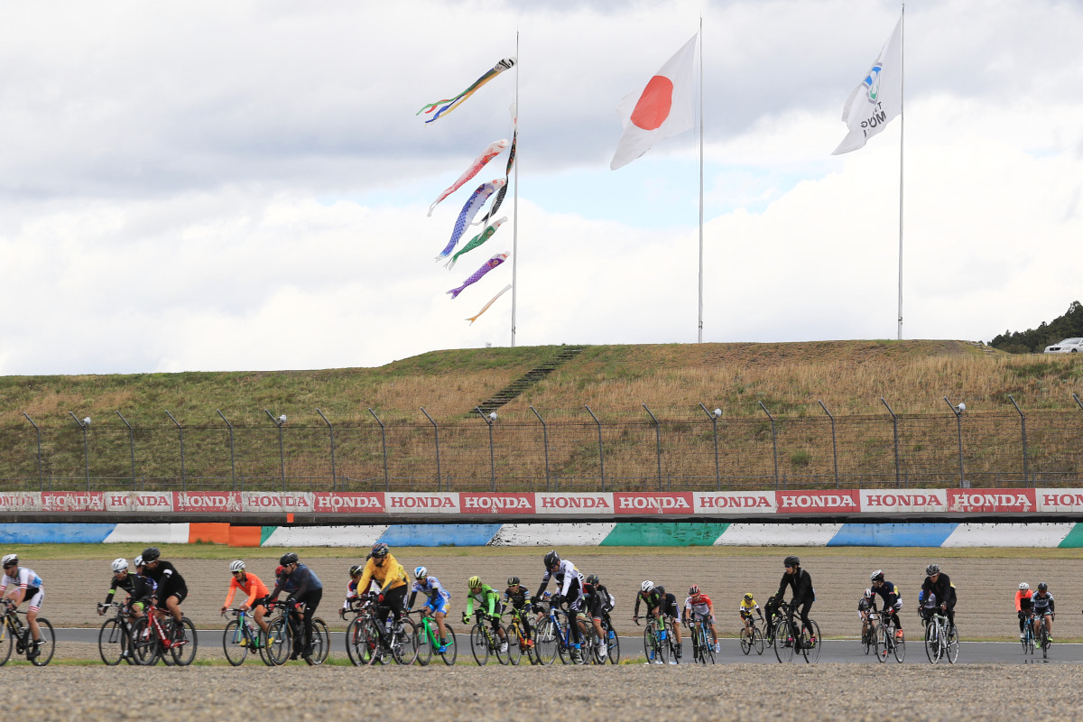 鯉のぼりが風になびくGW初日に開催されたもてぎ7時間エンデューロ