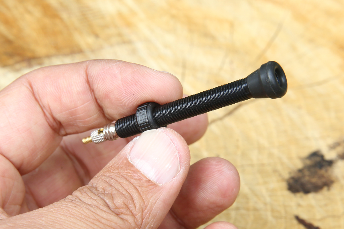 IRCの軽量なアルミバルブ(別売)。パッキンは丸形状。締め込みナット部にゴム製パッキンを備え空気漏れを防ぐ