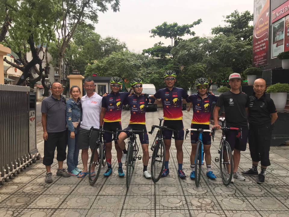 ベトナムのレースを走り出したアジアサイクリングアカデミー。右端はメンターの中川茂さん