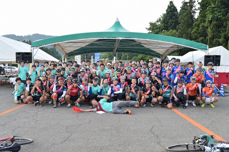 約100人ほどの地元サイクリストが、ボランティアとして参加。