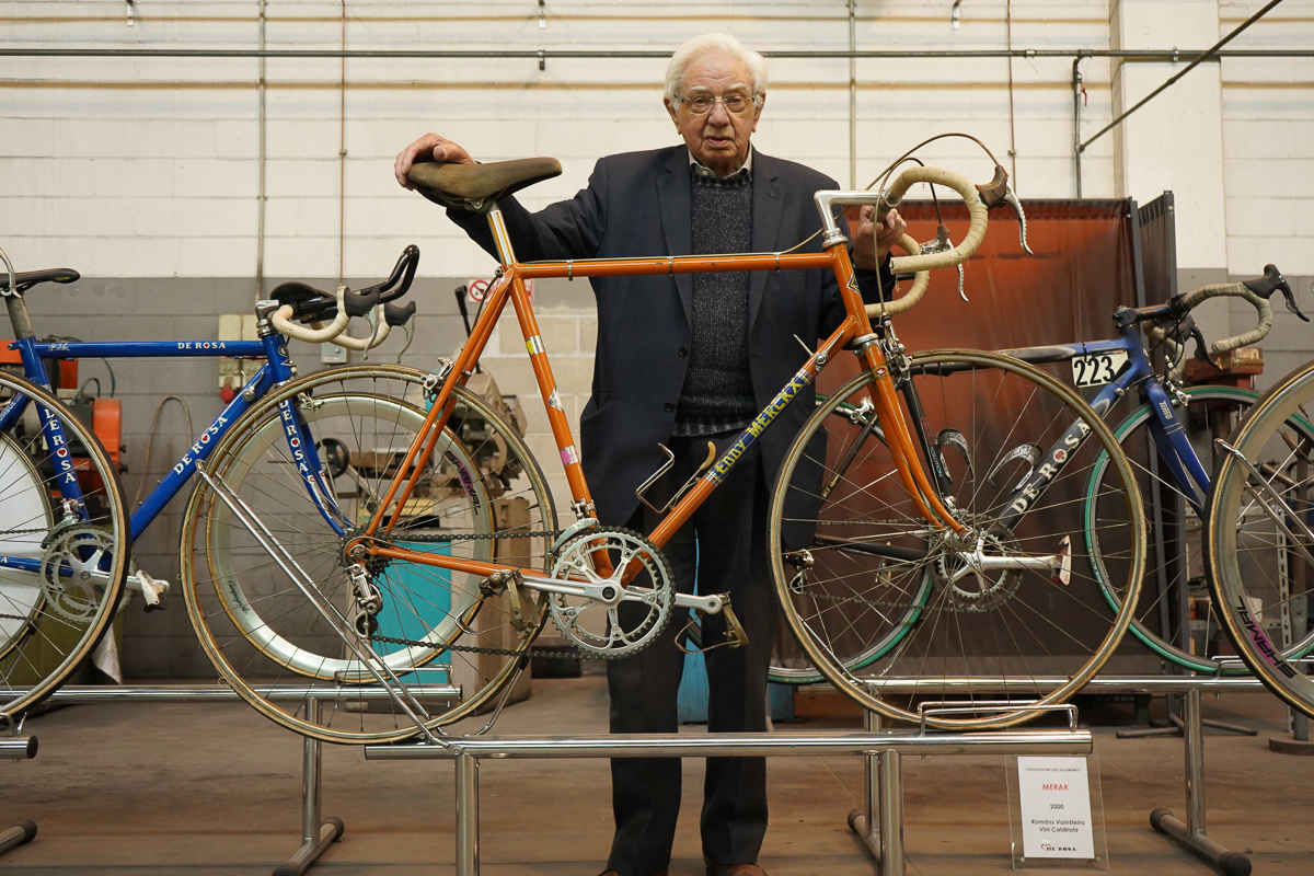 ウーゴ・デローザが最も印象に残っているというエディ・メルクスの自転車とともに
