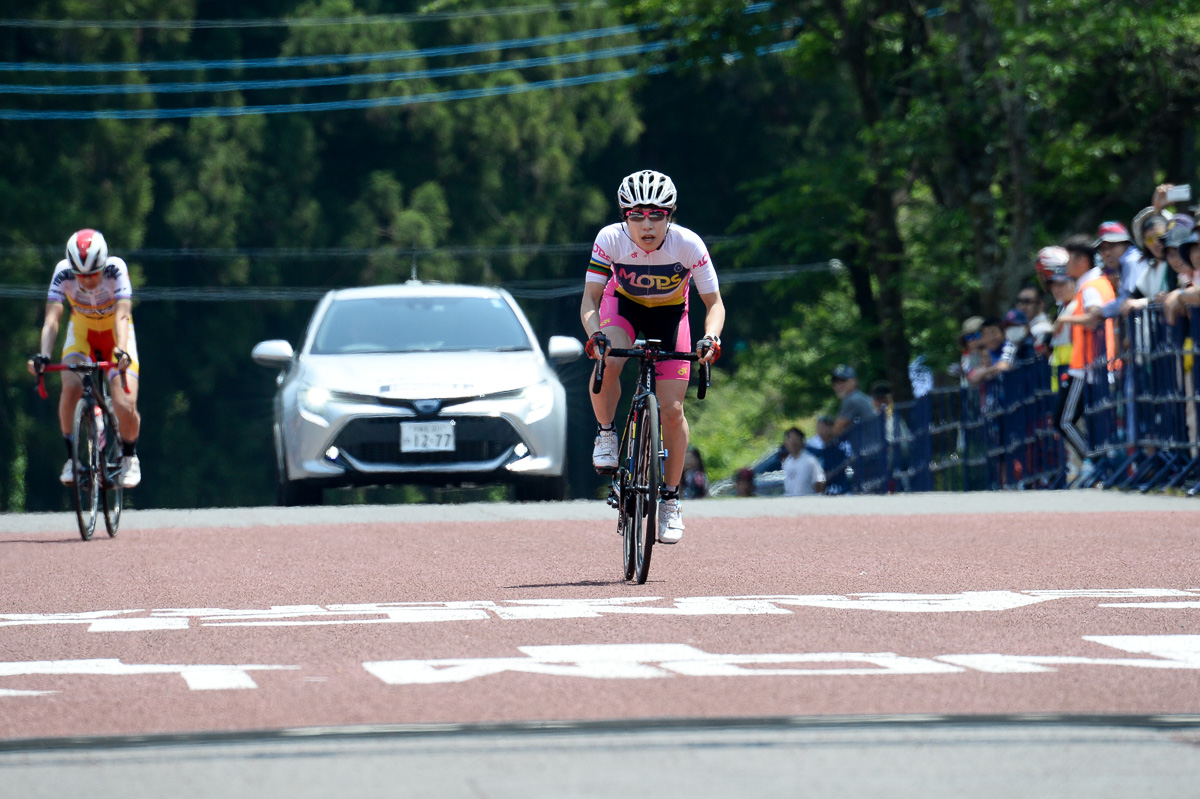 F（女子）唐見実世子（弱虫ペダルサイクリングチーム）を振り切ってフィニッシュする藤村祥子（MOPS）