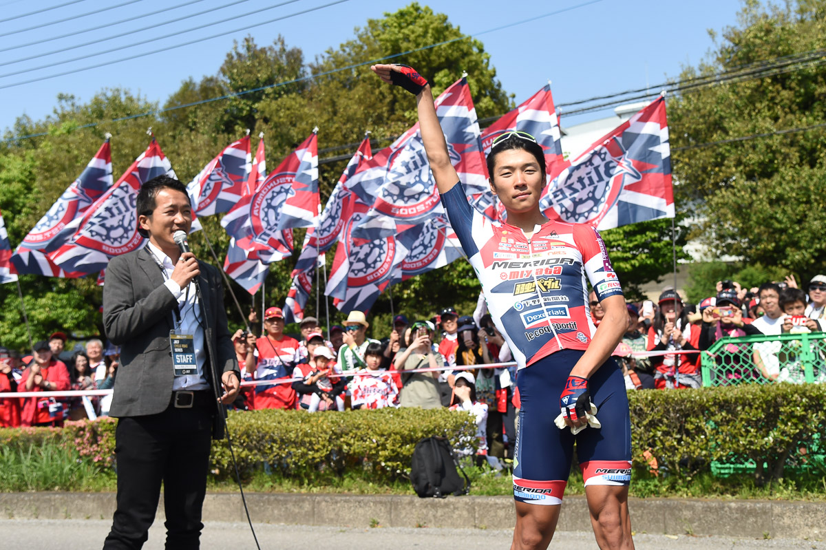 ブリッツェンサポーターの前で改めて今日のオノデライダーポーズを見せる小野寺玲（宇都宮ブリッツェン）