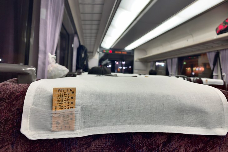 車内は現役の特急列車そのもの!シートカバーのポケットににライナー券を入れて識別する方式