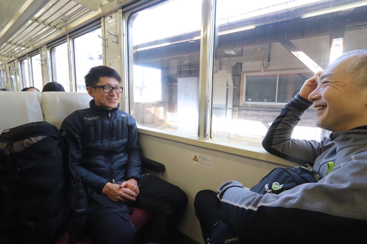 豊橋駅から飯田線に乗車して、さっそくリラックスムードの面々(笑）