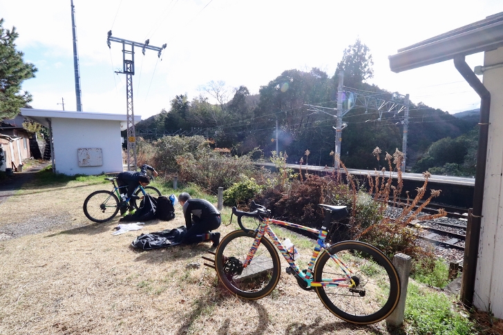 自転車を組み立てながら、ここは廃線の駅ホームなのではないかとウワサしていたらやっぱりそうでした(笑)