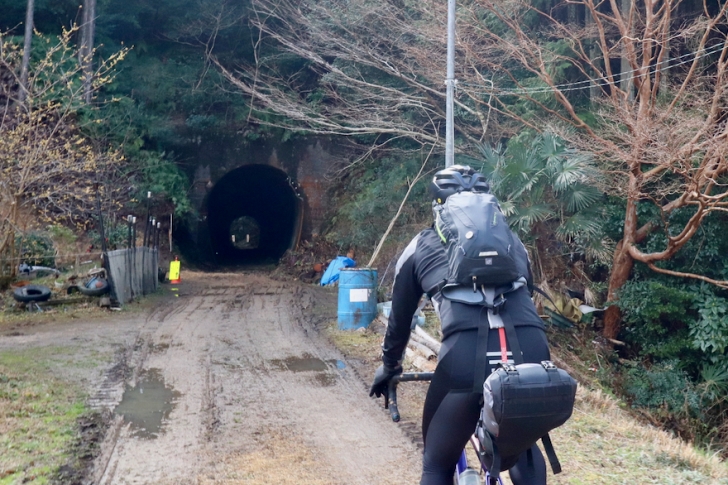 並走する県道から少し山に入ったところに廃線跡を発見!悪路でもかまわず突入するテツ店長