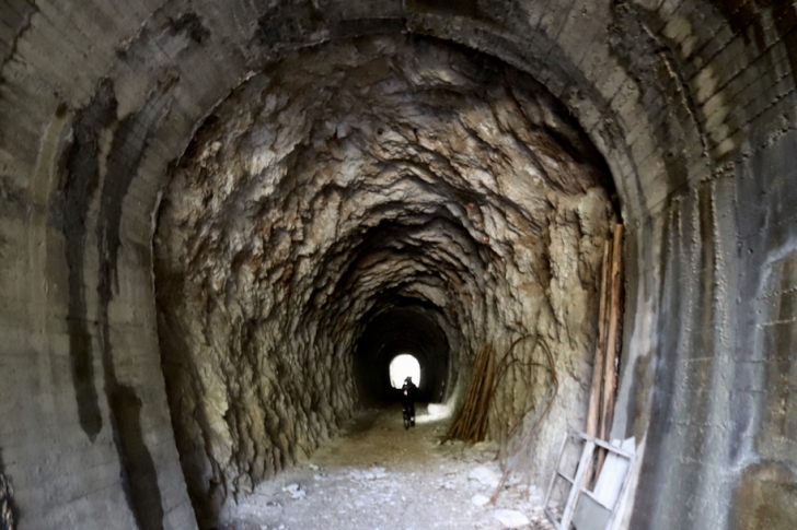 トンネル内は入り口付近だけコンクリートで巻いてありますが、奥に進むと岩盤むき出しの素掘りのまま！