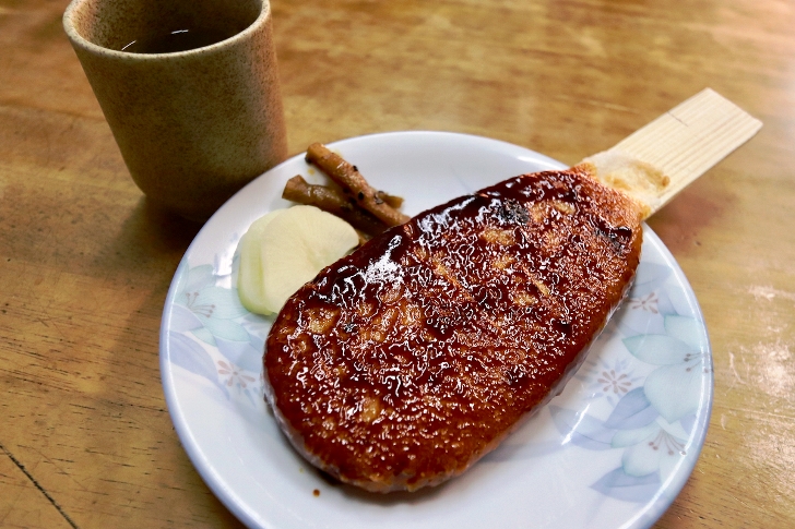 みそだれを塗ってじっくりと焼かれた五平餅に舌鼓を打つのでした