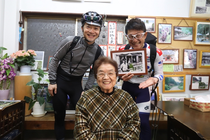 さっき五平餅を焼いてくれたおばあちゃんの亡くなった旦那さんは、ここ鳳来寺駅の駅長さんだったのだそう