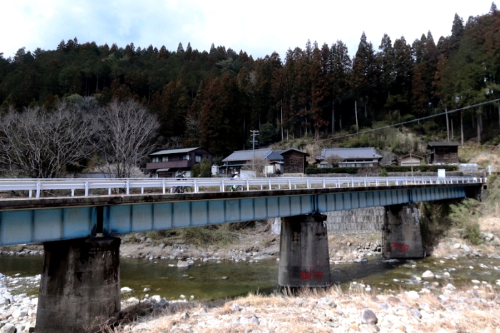 小さいですが橋渡ってます!道路に転用されても鉄道橋らしさがあってこれまた味わい深い(笑)