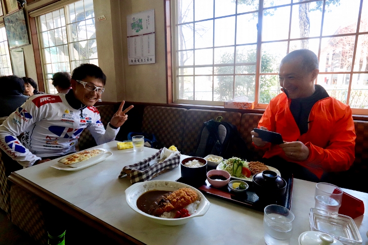 にわか雨で足止めを食らったので、ちょうど近くにあったレストランで優雅に?昼食中