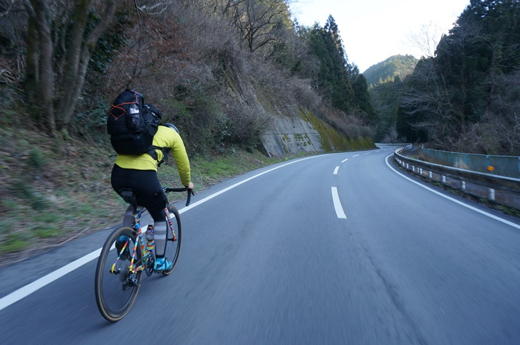 時間がない中2人分の荷物を背負って男イソベが激走する!