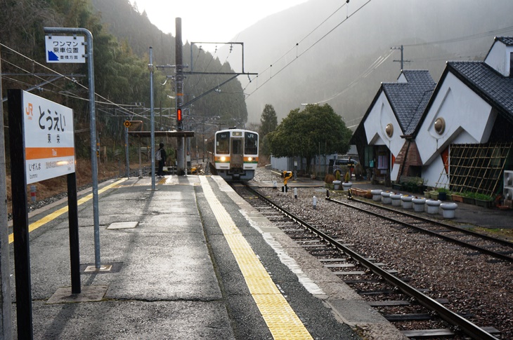 ふたたび降り出した雨の中、お迎えの電車がやってきた！右側の駅舎は鬼をモチーフにしたユニークなカタチ(笑)