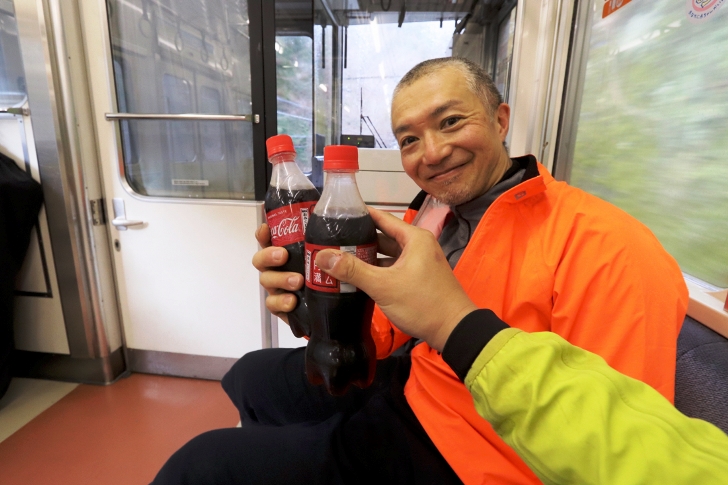 無事に乗車して一息ついたところ、ミッション成功を祝ってコーラで乾杯!