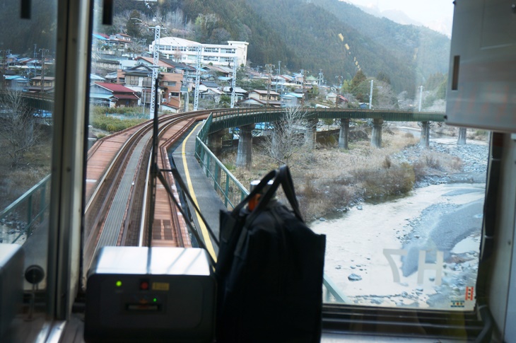 いったん左岸から右岸に渡ってておきながら、またすぐに左岸に戻ってしまう